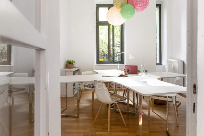 Ordinateur portable sur la table dans le bureau à domicile moderne — Photo de stock
