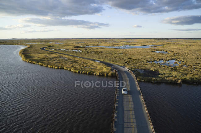 USA, Maryland, Veduta drone della strada che si estende attraverso le paludi lungo il fiume Blackwater sulla costa orientale — Foto stock