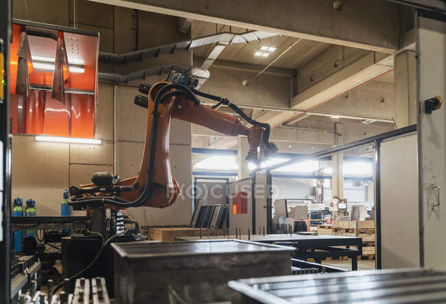 Автоматизовані роботизовані зброї на виробничому заводі — стокове фото