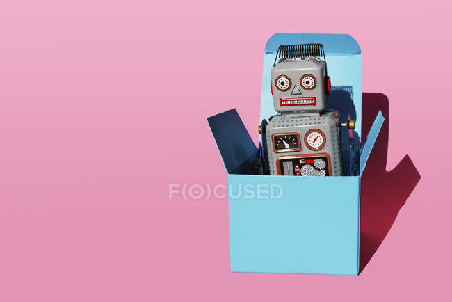 Студийный снимок старинной игрушки робота в бирюзовой подарочной коробке — стоковое фото