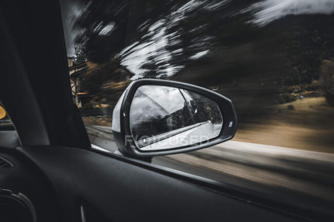 Spiegelreflexion des fahrenden Autos — Stockfoto