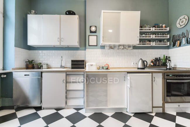 Опрятная кухня квартиры с паркетным полом — стоковое фото