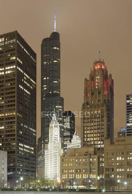 Tour Tribune illuminée, Chicago, États-Unis — Photo de stock