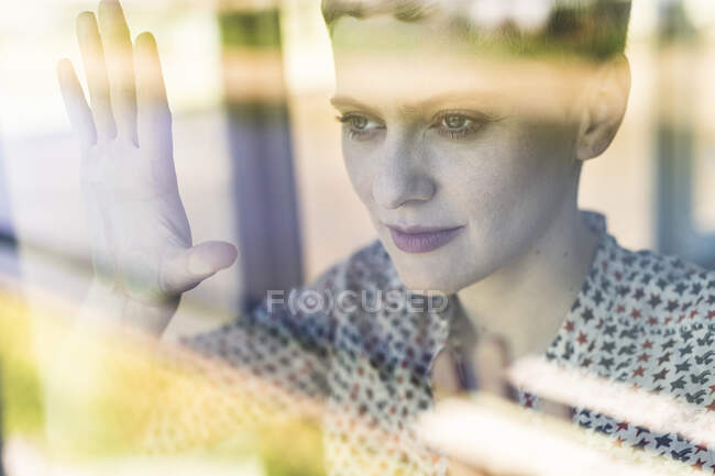 Close-up of thoughtful female professional looking through window in office — Photo de stock