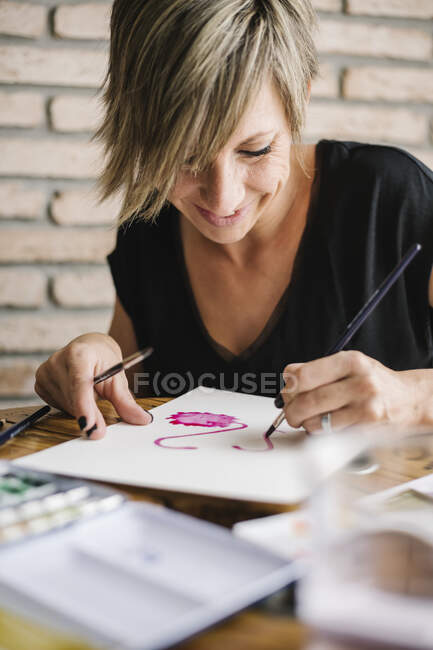 Femme blanche peinture sur papier à la maison — Photo de stock