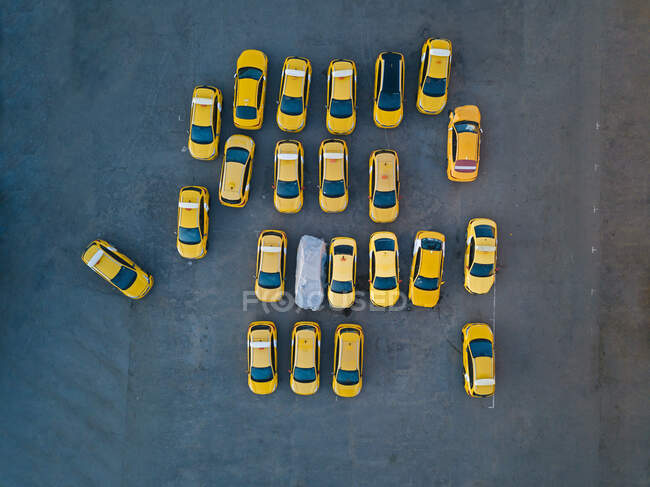 Вид с воздуха на желтые машины, припаркованные на парковке — стоковое фото