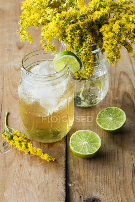 Zumo de limón con lima y menta sobre fondo de madera - foto de stock