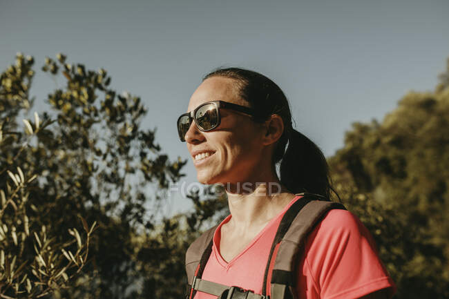 Mulher adulta média em pé em Sierra De Hornachuelos, Córdoba, Espanha — Fotografia de Stock