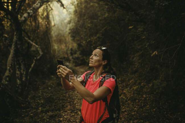 Mulher segurando celular enquanto estava em Sierra De Hornachuelos, Córdoba, Espanha — Fotografia de Stock