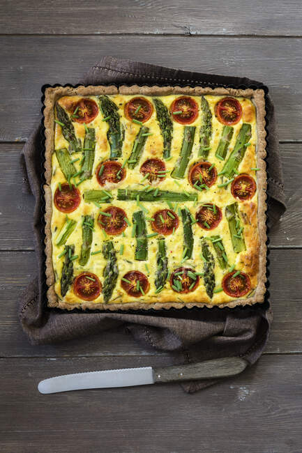 Gluten free vegetarian buckwheat quiche with tomatoes, asparagus and chive — Stock Photo