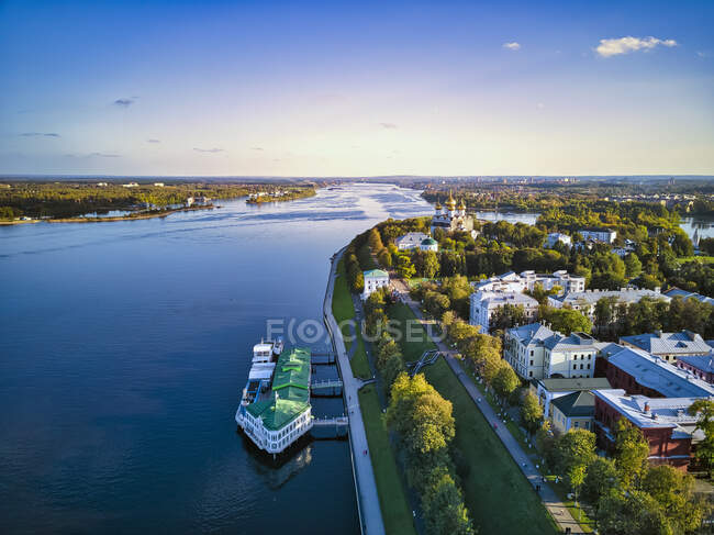 Drone colpo di argine al fiume Volga contro il cielo, Jaroslavl, Russia — Foto stock