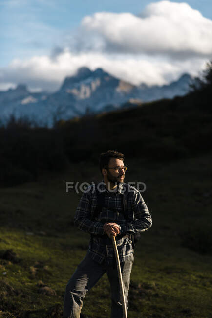 Ritratto di pastore in posa in montagna — Foto stock