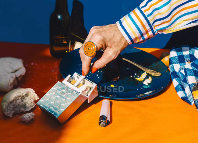 Hand der Seniorin greift nach Zigarette aus Zigarettenschachtel — Stockfoto