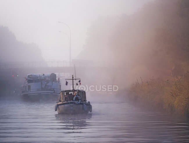 Boats on Canal entre Champagne et Bourgogne during foggy weather — Stock Photo
