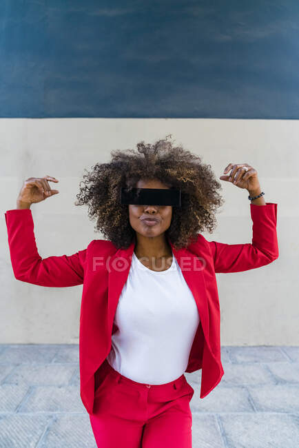Жінка з зав'язаними очима стоїть навпроти стіни. — стокове фото