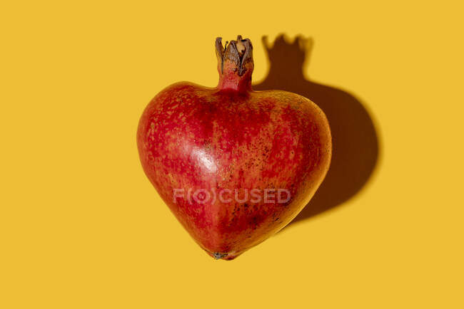 Studio shot of heart shaped pomegranate — Stock Photo