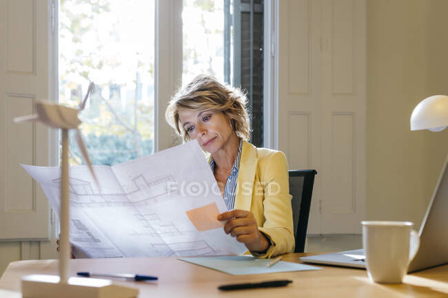 Ingegnere donna che analizza il progetto mentre è seduta in ufficio — Foto stock