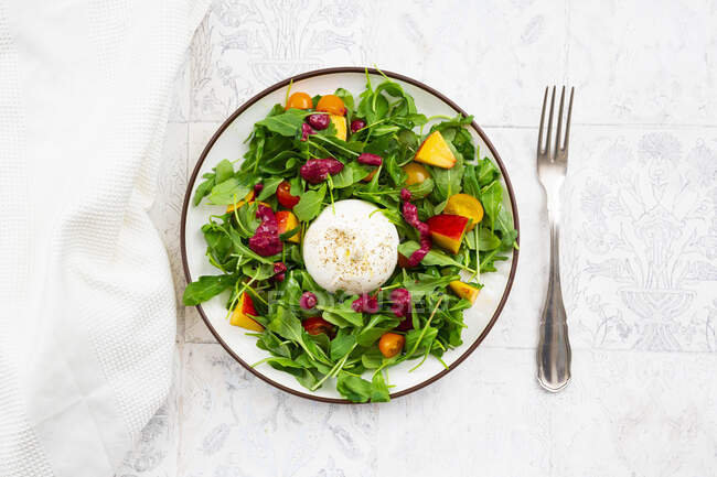 Plate of vegetarian salad with fruits, vegetables and burrata cheese — Stock Photo