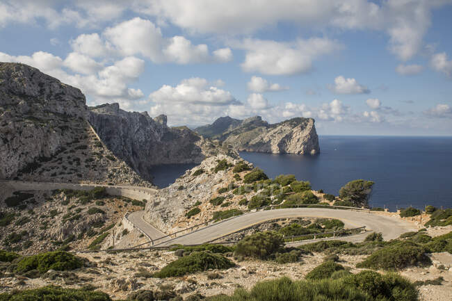 Leere Straße windet sich am Rand der Landzunge des Cap de Formentor entlang — Stockfoto