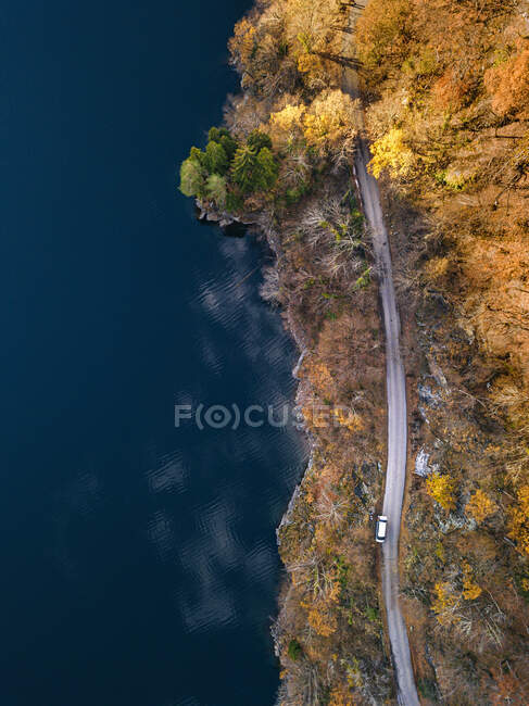 Повітряний вид сільської дороги тягнеться вздовж берега озера Ріца восени. — стокове фото
