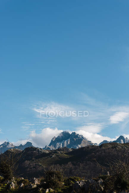 Cielo limpido blu sopra la vetta in Picos de Europa durante l'autunno — Foto stock