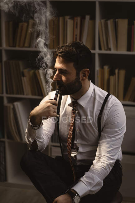 Портрет бородатого мужчины, курящего трубку — стоковое фото