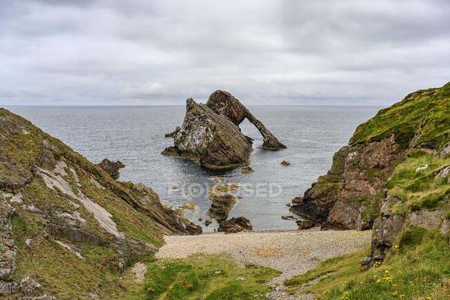 Arco natural Bow Fiddle Rock, Portnockie, Moray Firth, Reino Unido - foto de stock