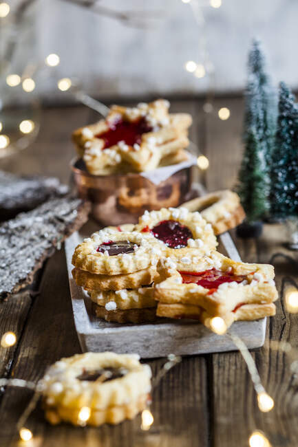 Рождественские огни и свежеиспечённое печенье — стоковое фото