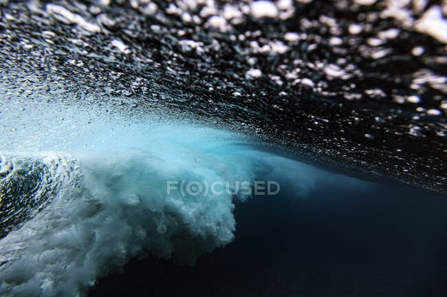 Vista subaquática da onda do mar salpicante — Fotografia de Stock