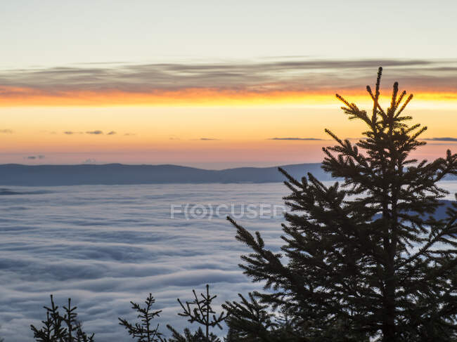 Sonnenuntergang über nebliger Landschaft vom Gipfel der Heugstatt aus gesehen — Stockfoto
