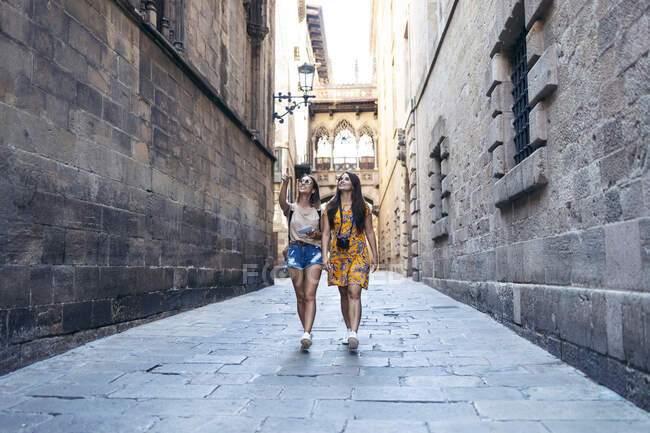 Friends talking while exploring Gothic Quarter at Barcelona, Catalonia, Spain — Stock Photo