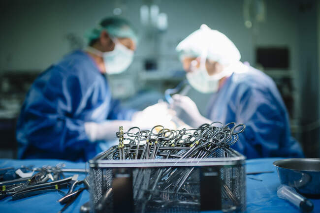 Мужчины-ортопеды, работающие в отделении неотложной помощи в больнице — стоковое фото