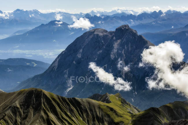 Autriche, Tyrol, Vue panoramique des nuages flottant sur les sommets des montagnes Wetterstein — Photo de stock