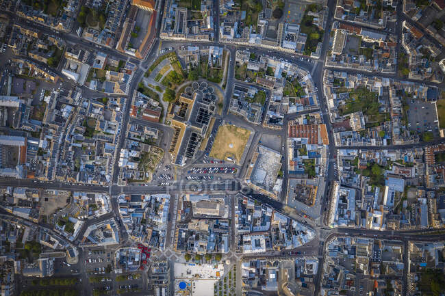 Francia, Aisne, Saint-Quentin, Veduta aerea delle strade interconnesse della città con la Basilica di Saint-Quentin al centro — Foto stock