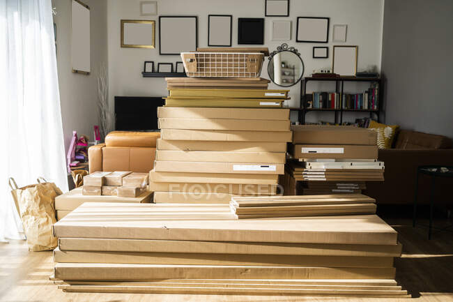 Residuos de cajas de cartón apiladas en la sala de estar - foto de stock