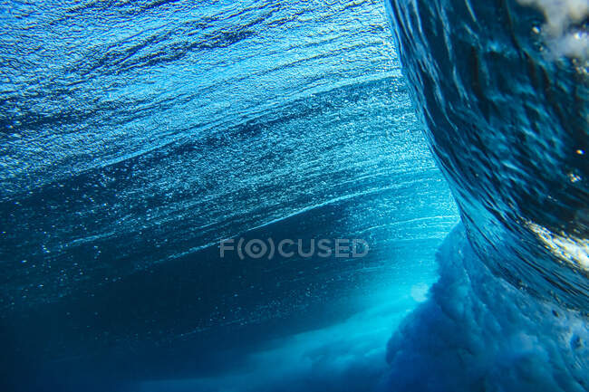 Подводный вид брызг морской волны — стоковое фото