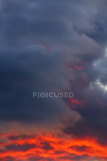 Nuvole scure illuminate dal sole che tramonta — Foto stock