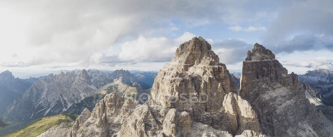 Вид з висоти скелястих гірських вершин на небо, Сесто - Доломіти, Доломіти, Альто - Адіж, Італія. — стокове фото
