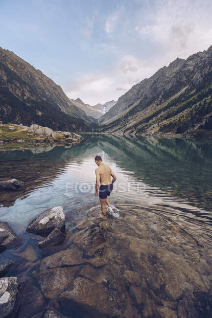 Человек купается в озере Гаубе — стоковое фото
