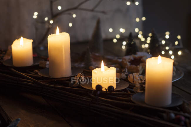 Свічки, що палять у приміщенні під час Адвенту — стокове фото