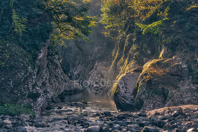 Rio Khosta fluindo entre rochas no desfiladeiro Devils Gate — Fotografia de Stock