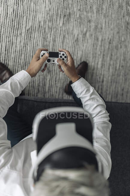 Бизнесмен в очках виртуальной реальности играет в видеоигры в офисе — стоковое фото