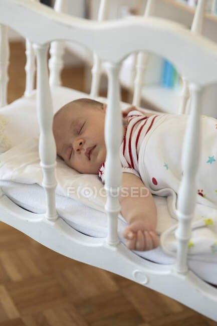 Bebê menina deitada no berço em casa — Fotografia de Stock