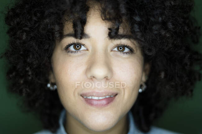 Retrato de mulher jovem com cabelo encaracolado marrom escuro — Fotografia de Stock