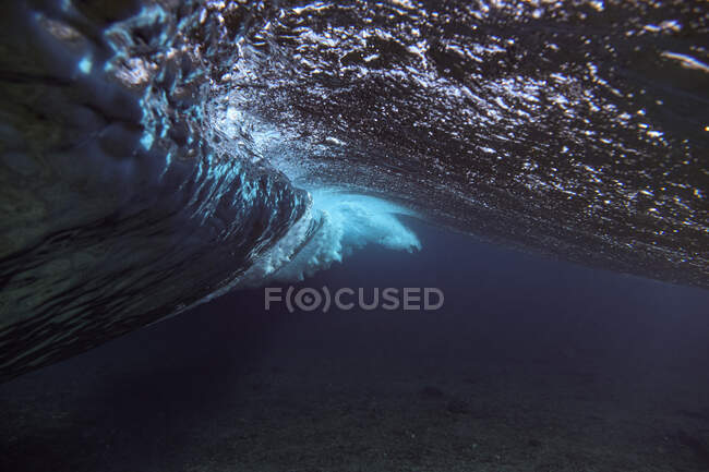 Vista submarina de las salpicaduras de olas marinas - foto de stock