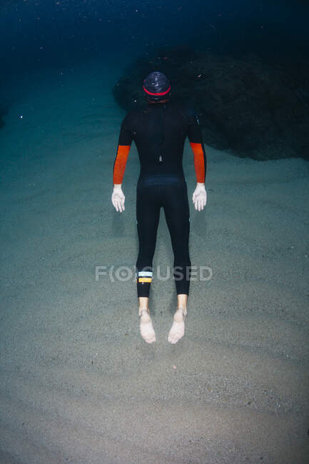 Підводний вид людини, що пірнає в морі. — стокове фото