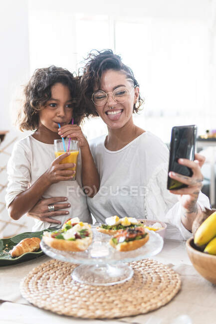 Madre e figlia scattare selfie durante la colazione — Foto stock