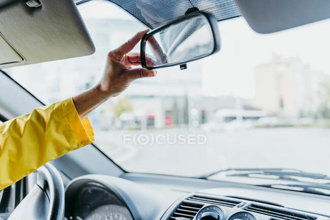 Рука жінки регулює автомобільне дзеркало. — стокове фото