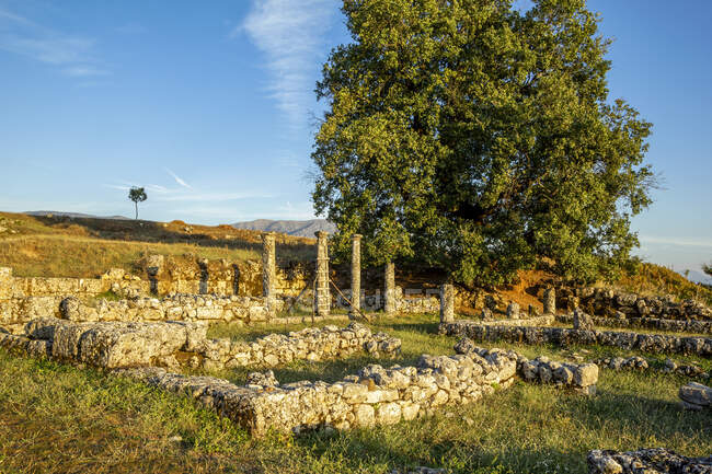 Albânia, Condado de Gjirokaster, Ruínas da antiga cidade grega de Antigonia ao entardecer — Fotografia de Stock