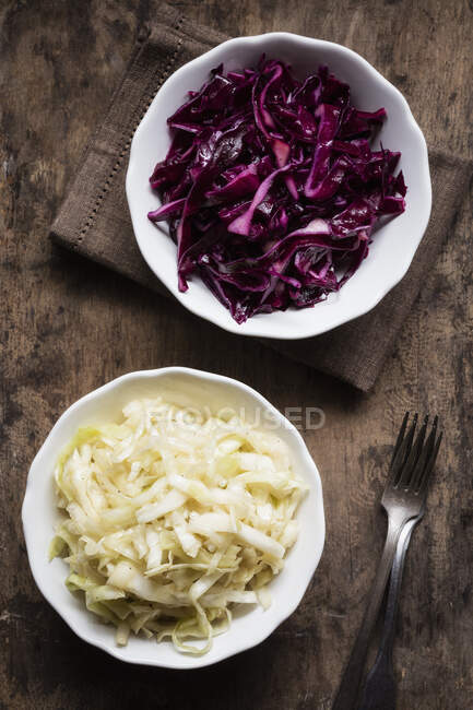 Bowl of red and white cabbage salad on table — Stock Photo